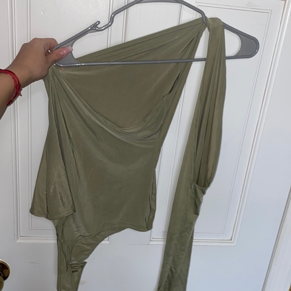 Pretty little thing sage green bodysuit - Picture 2 of 3
